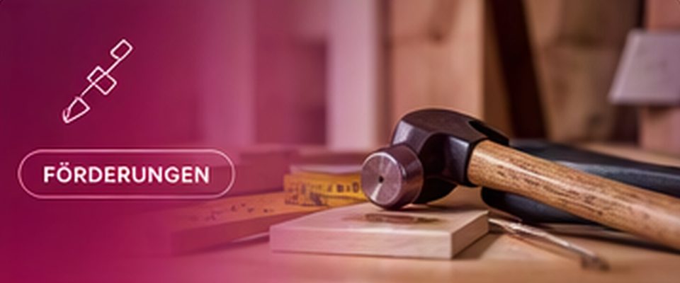 Hammer und Maßband auf einer Werkbank