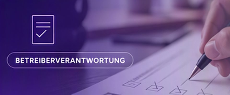 Hand hakt eine Checkliste mit Stift ab